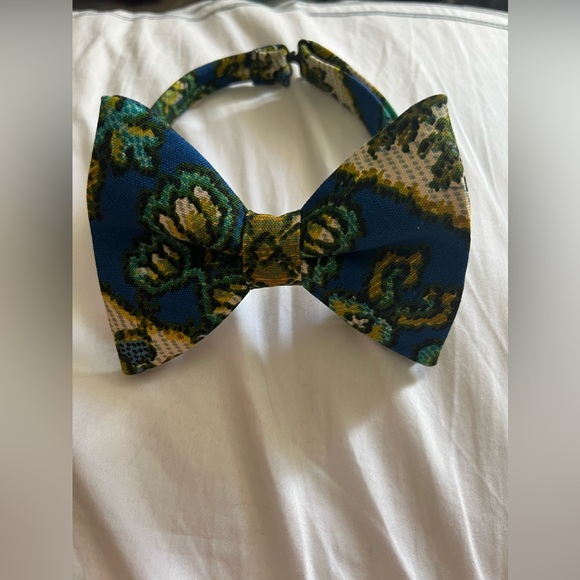 Men’s blue /green pattern adjustable bow tie - Picture 1 of 2
